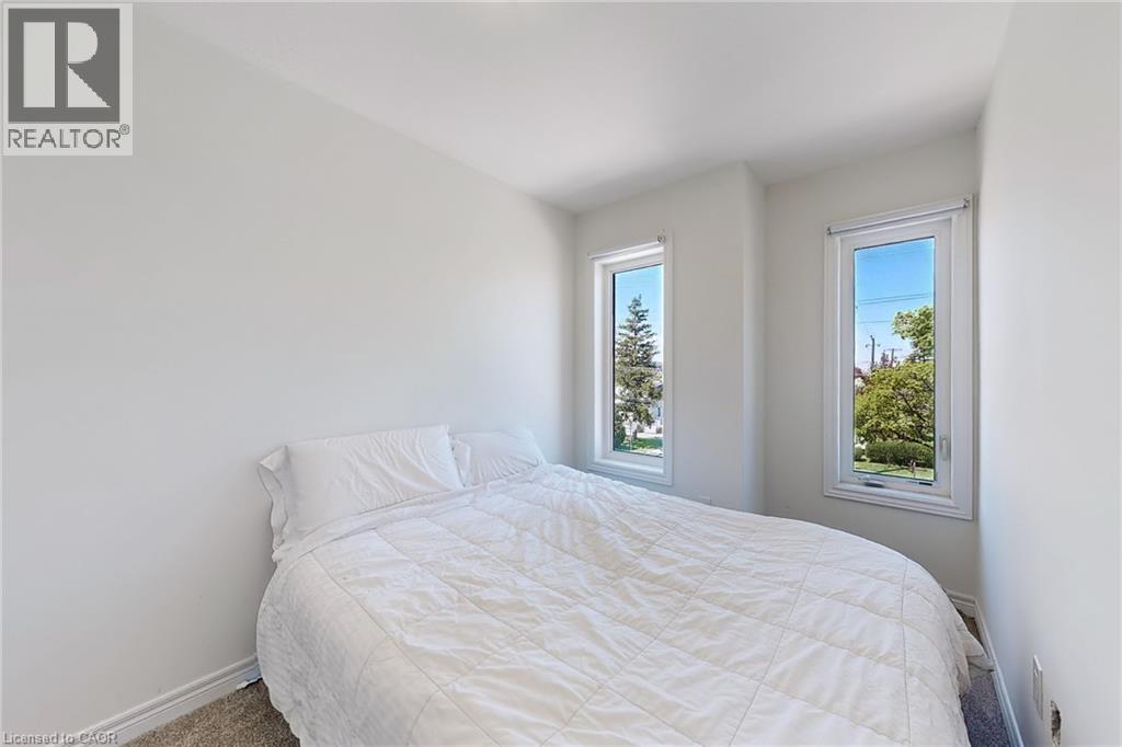 2 Reid Avenue N Property Photo 18