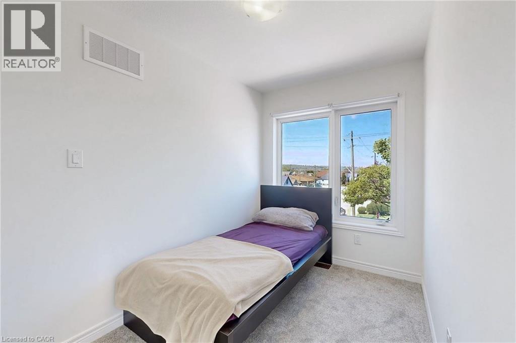2 Reid Avenue N Property Photo 20