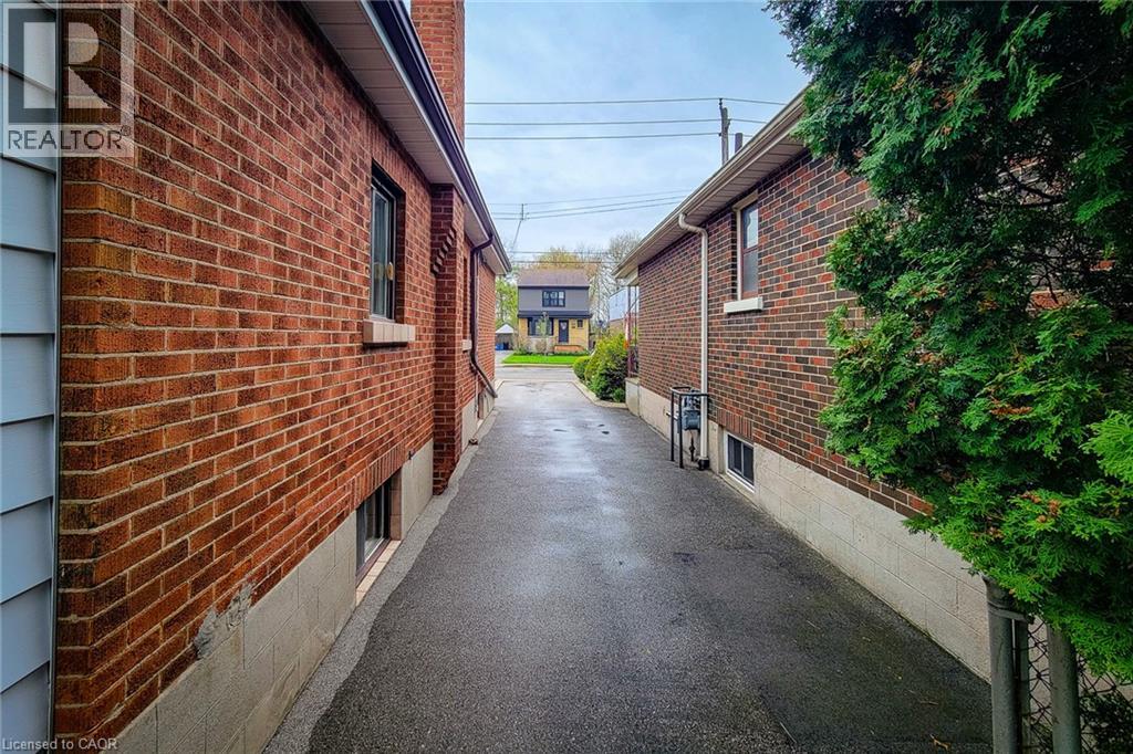187 Paradise Road N Property Photo 4