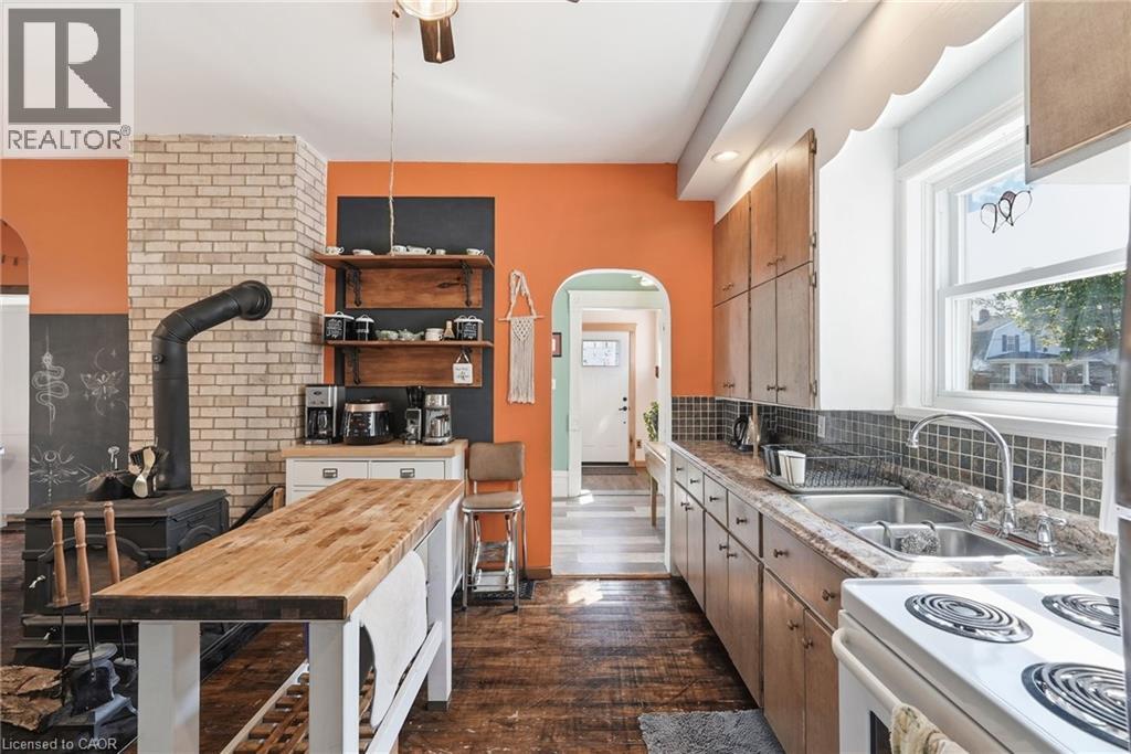 545 Main Street E Property Photo 17
