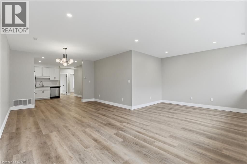 389 Dundas Street Property Photo 8