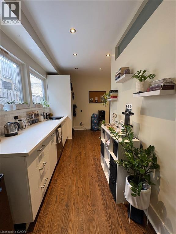 842 King Street W Property Photo 7