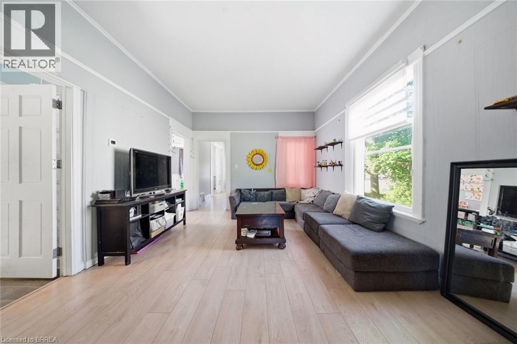816 Colborne Street E Property Photo 16