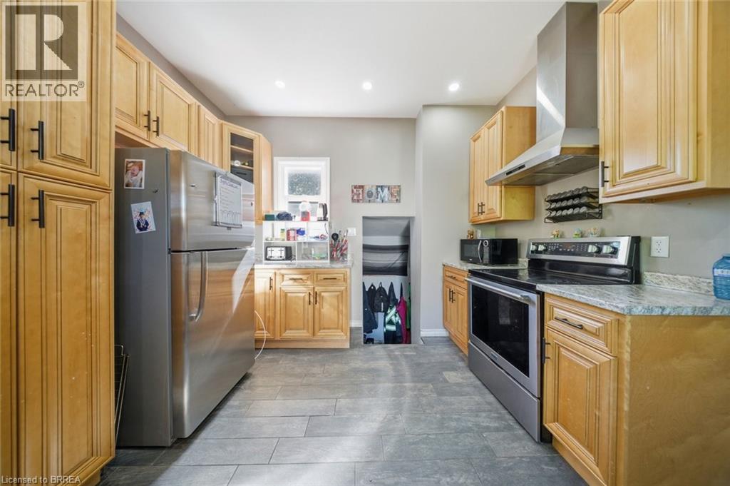 816 Colborne Street E Property Photo 20