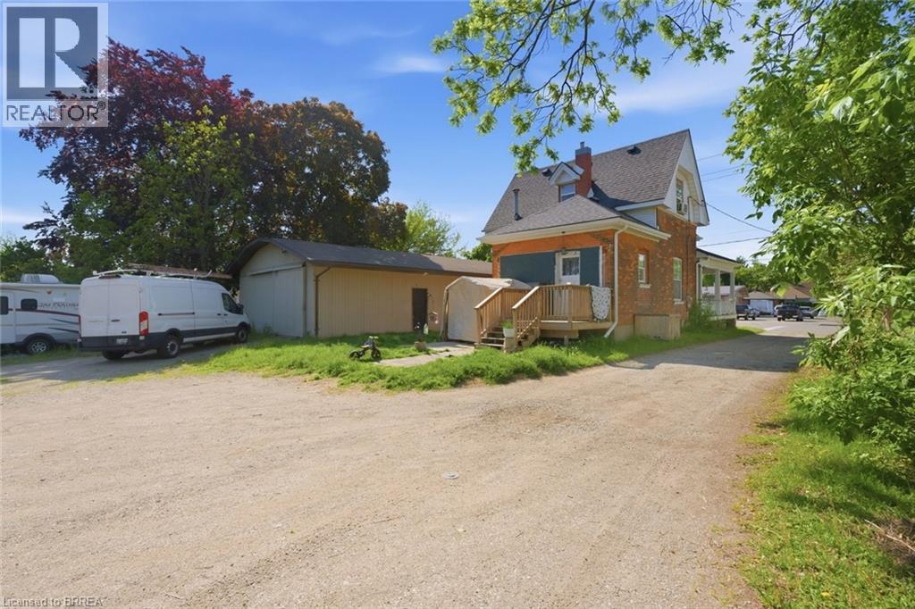 816 Colborne Street E Property Photo 32