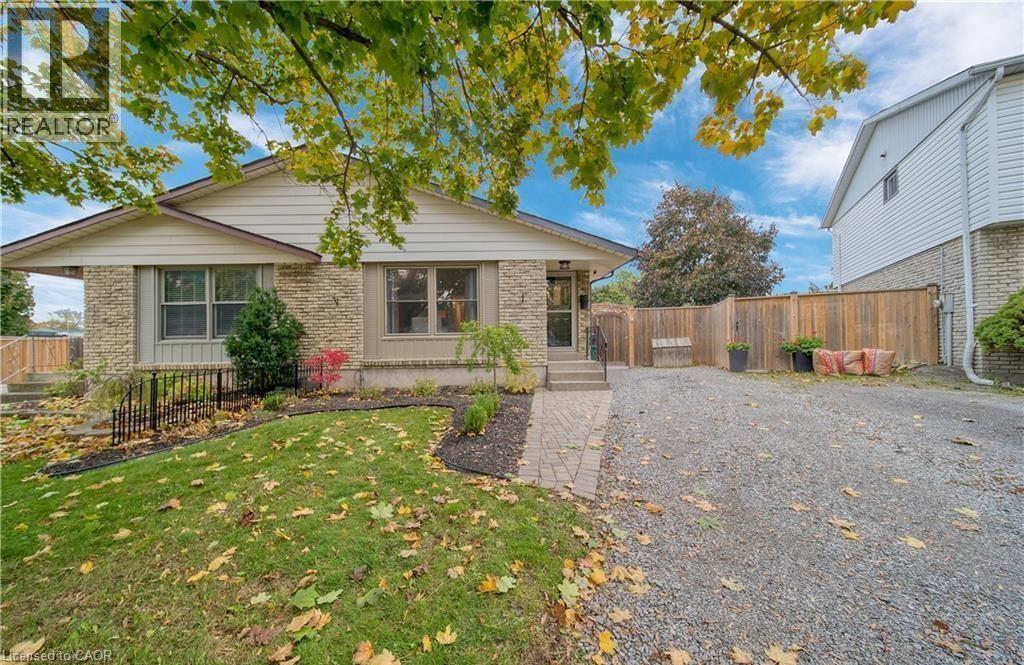 6 BARDADYN Court Property Photo 1