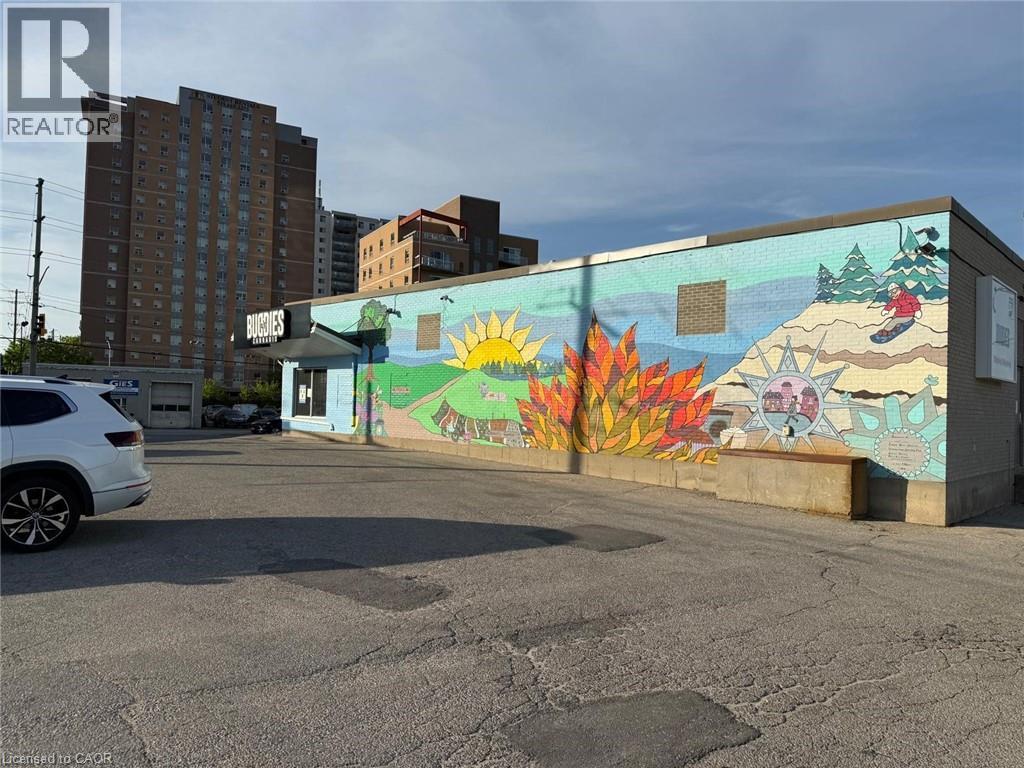 25 University Avenue E Property Photo 14