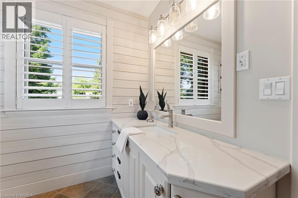 182 Governors Road E Property Photo 14