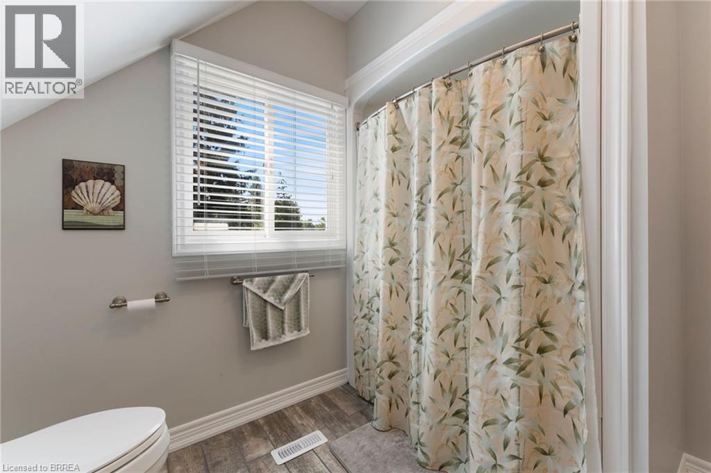 182 Governors Road E Property Photo 32