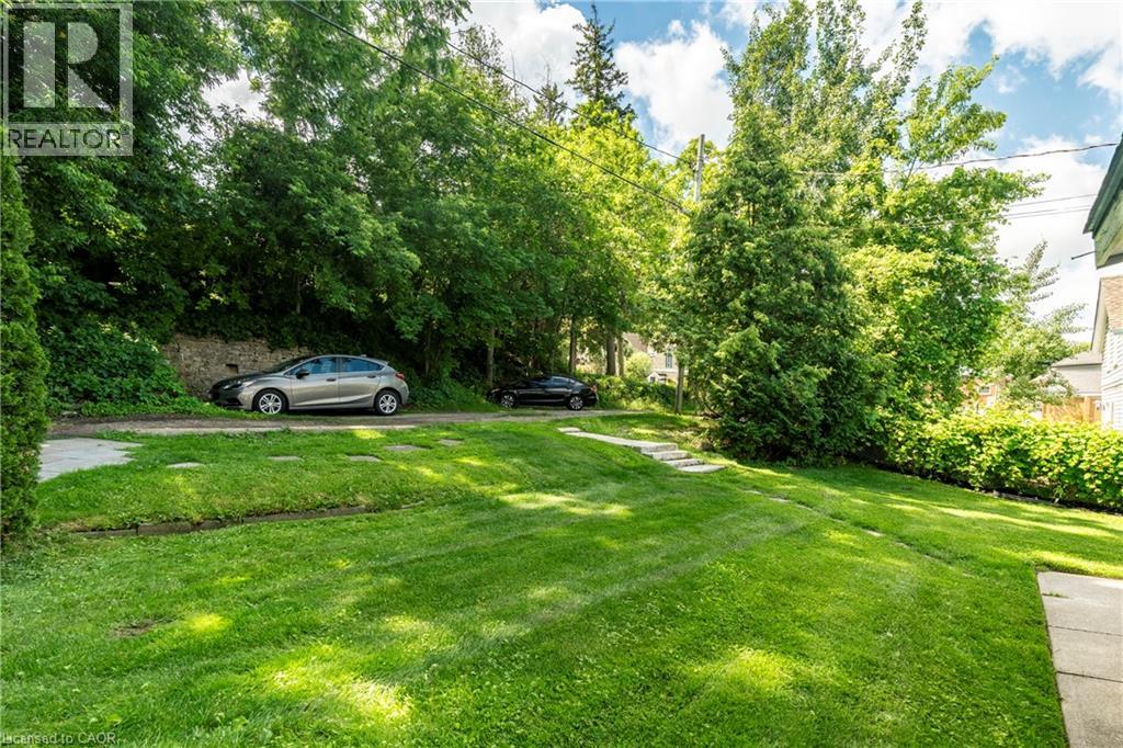 66 Queen Street W Property Photo 5