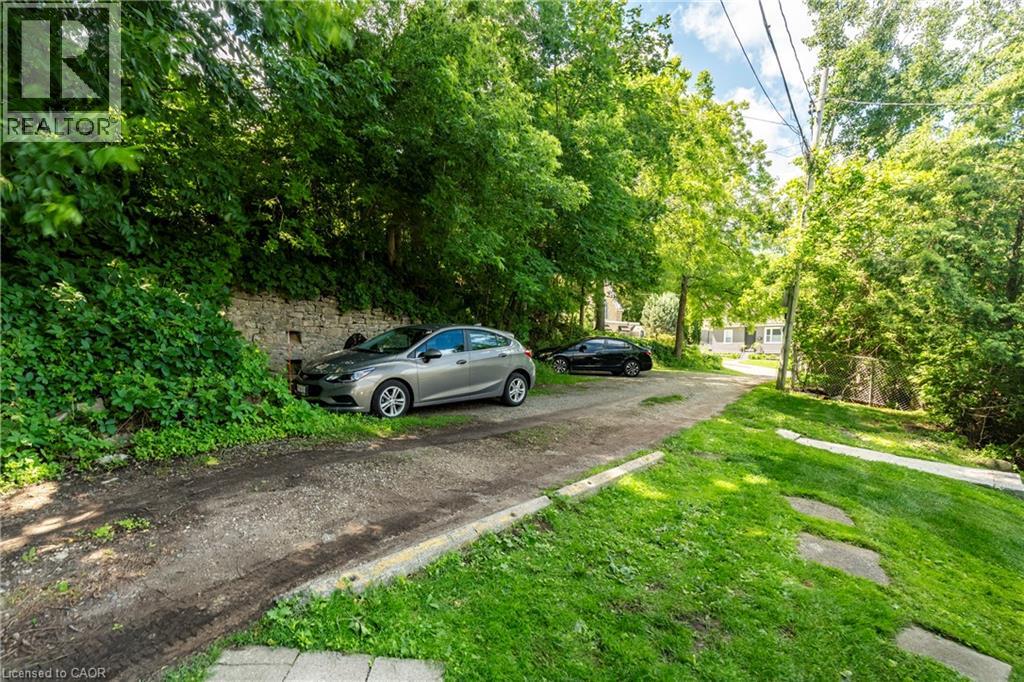 66 Queen Street W Property Photo 7