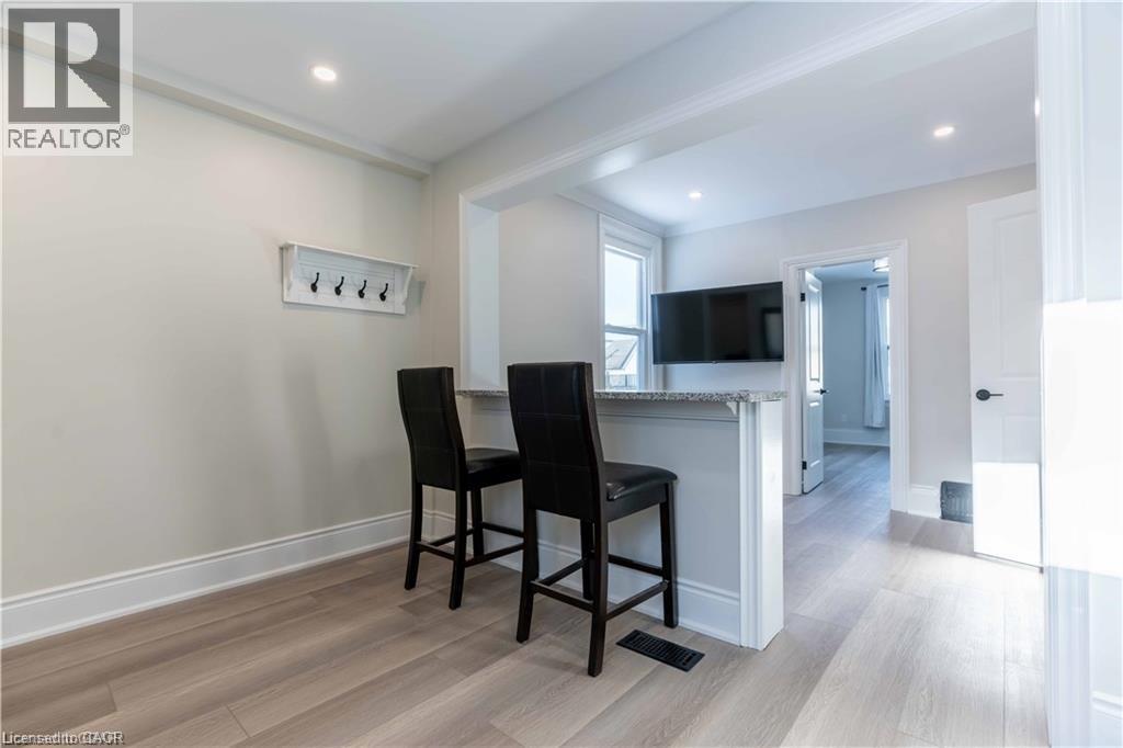66 Queen Street W Property Photo 12