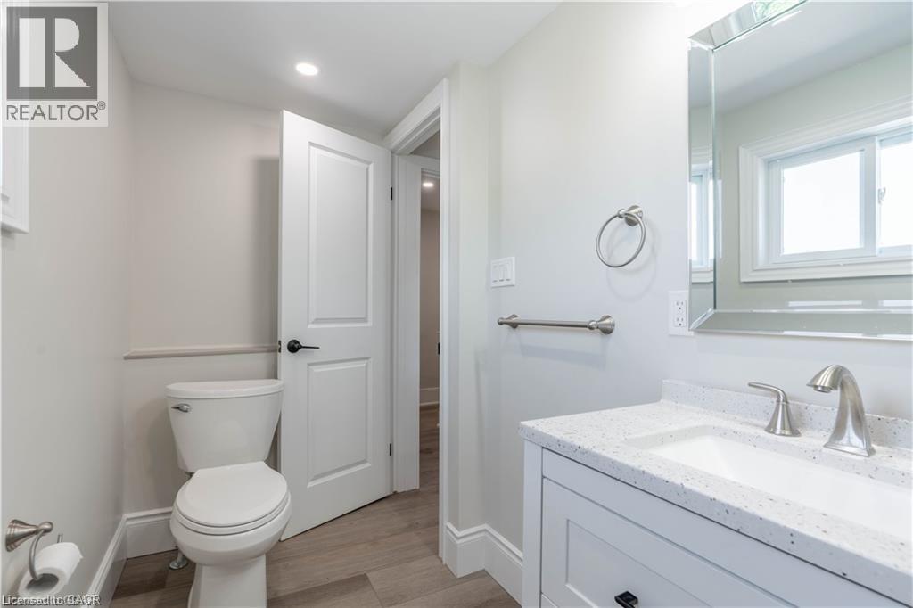 66 Queen Street W Property Photo 14