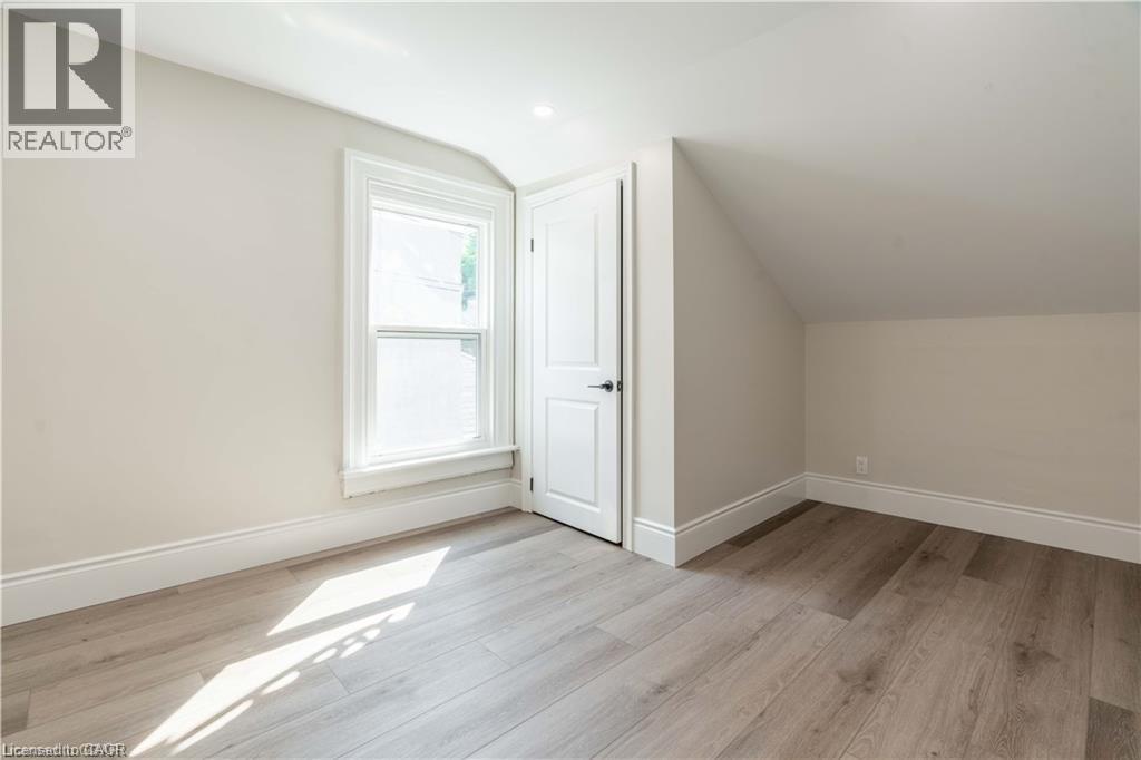 66 Queen Street W Property Photo 20
