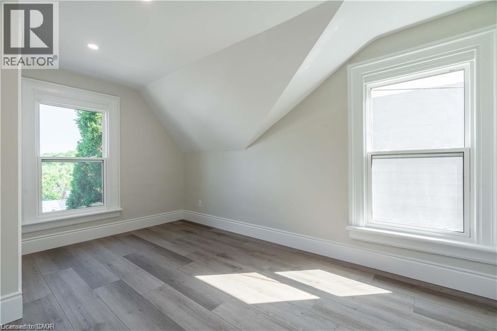 66 Queen Street W Property Photo 21
