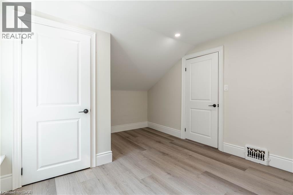 66 Queen Street W Property Photo 22
