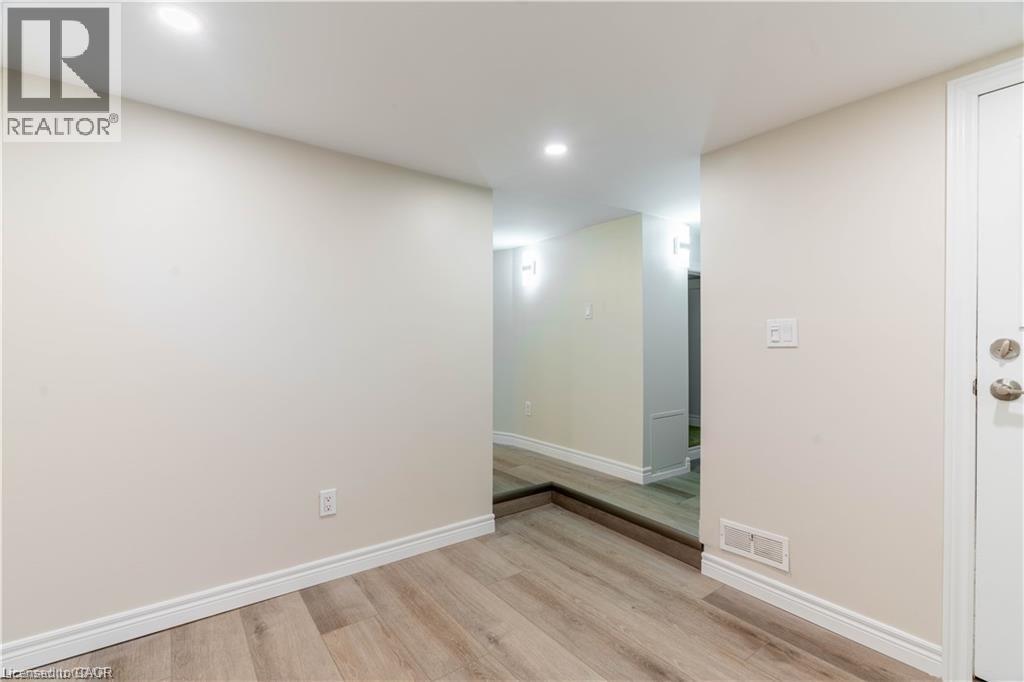 66 Queen Street W Property Photo 23