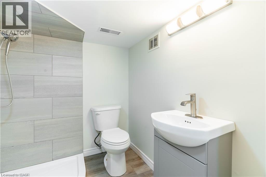 66 Queen Street W Property Photo 26
