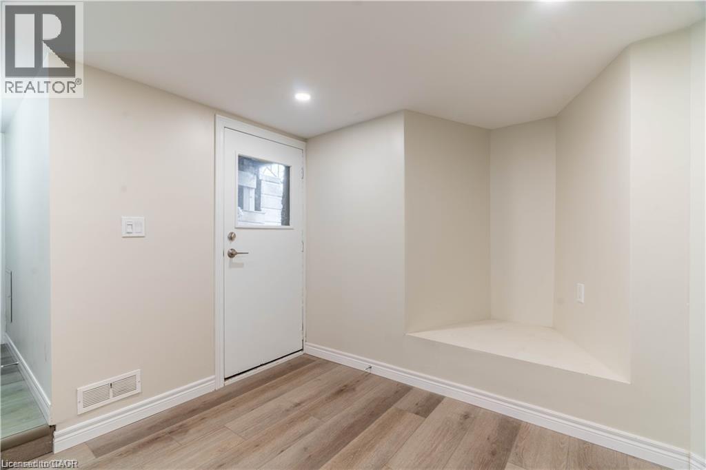 66 Queen Street W Property Photo 30