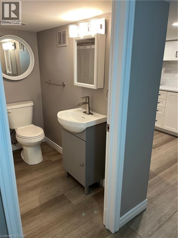 66 Queen Street W Property Photo 33