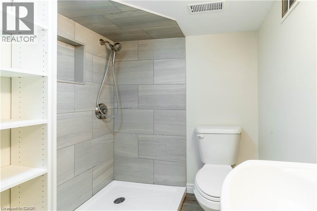 66 Queen Street W Property Photo 34