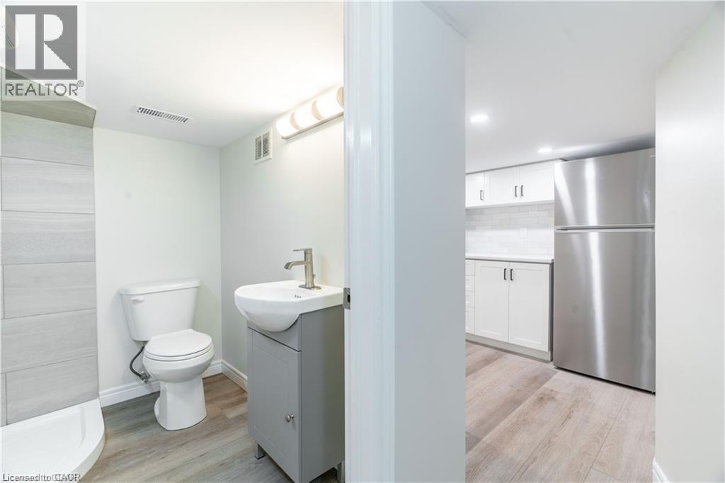 66 Queen Street W Property Photo 35
