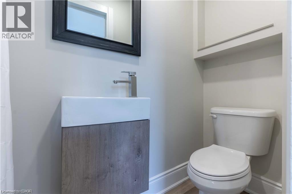 66 Queen Street W Property Photo 36