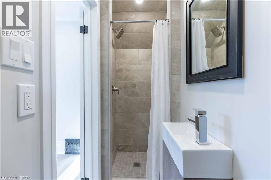 66 Queen Street W Property Photo 37