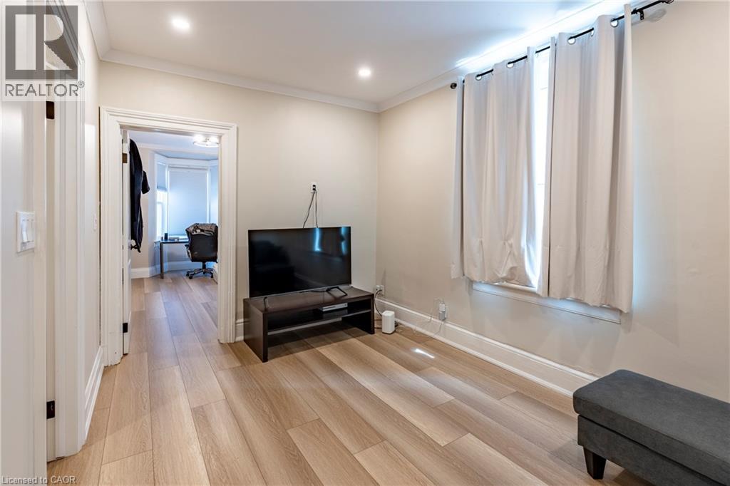 66 Queen Street W Property Photo 38