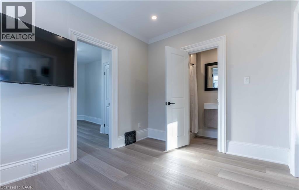 66 Queen Street W Property Photo 49
