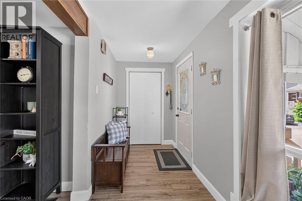 220 Paling Avenue Property Photo 3