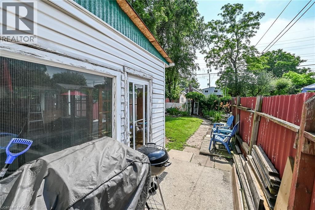 220 Paling Avenue Property Photo 31