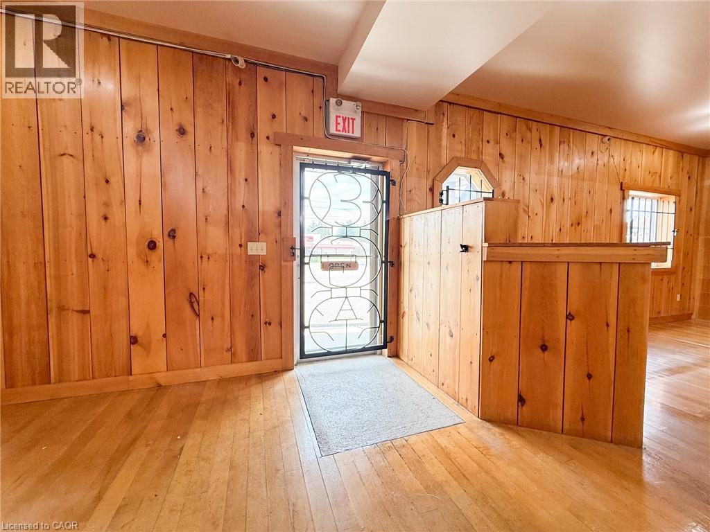 316 Queensway W Property Photo 5