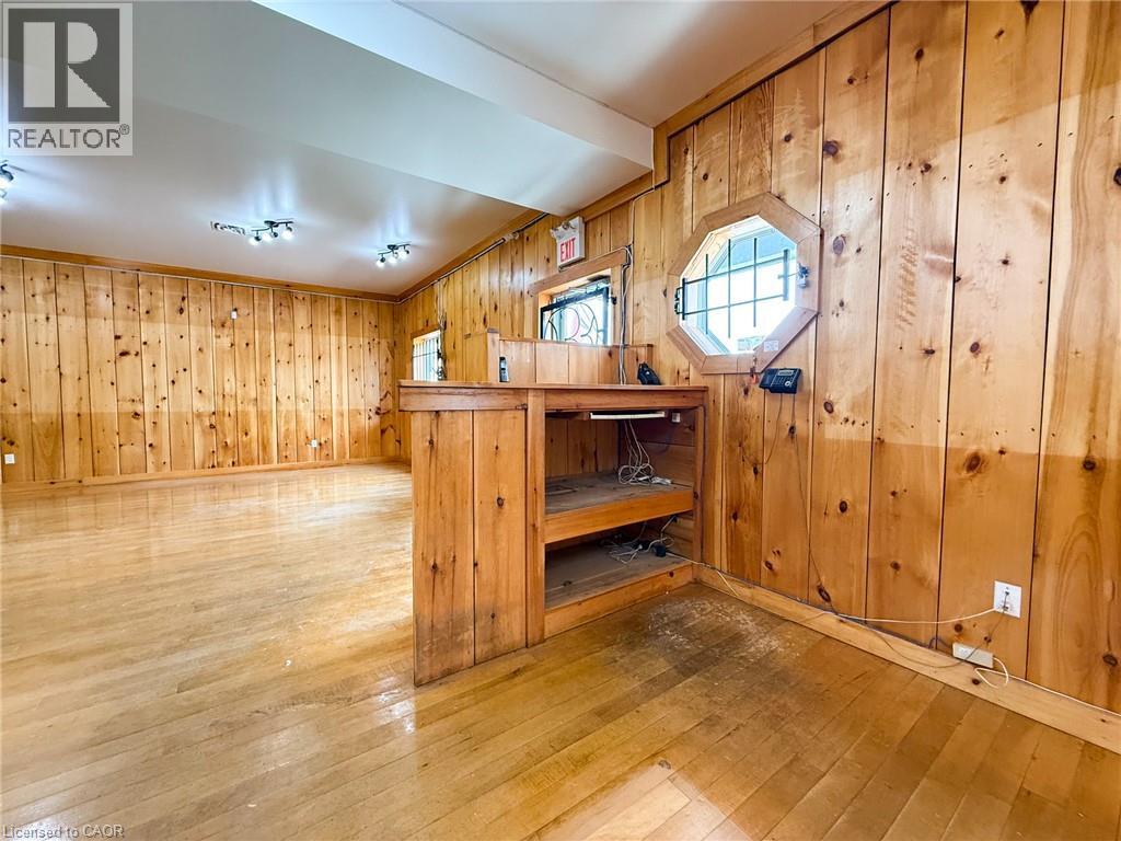 316 Queensway W Property Photo 6