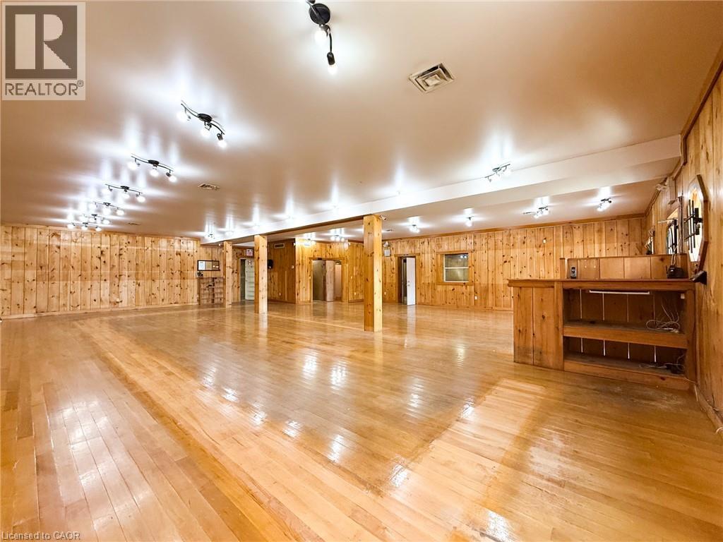 316 Queensway W Property Photo 8
