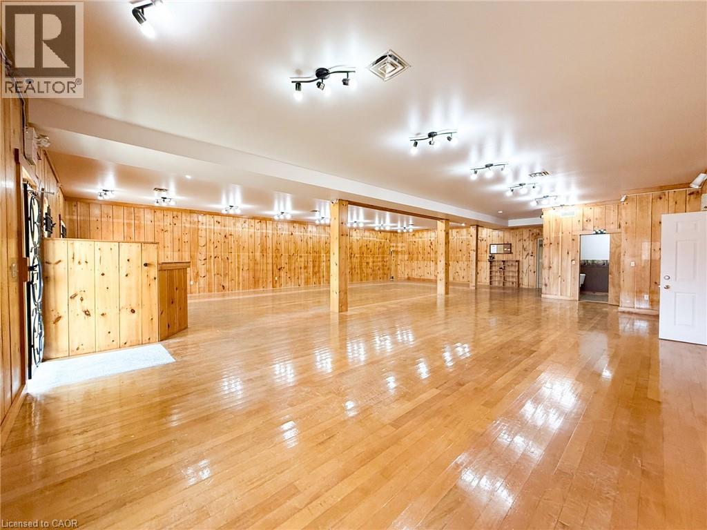 316 Queensway W Property Photo 9