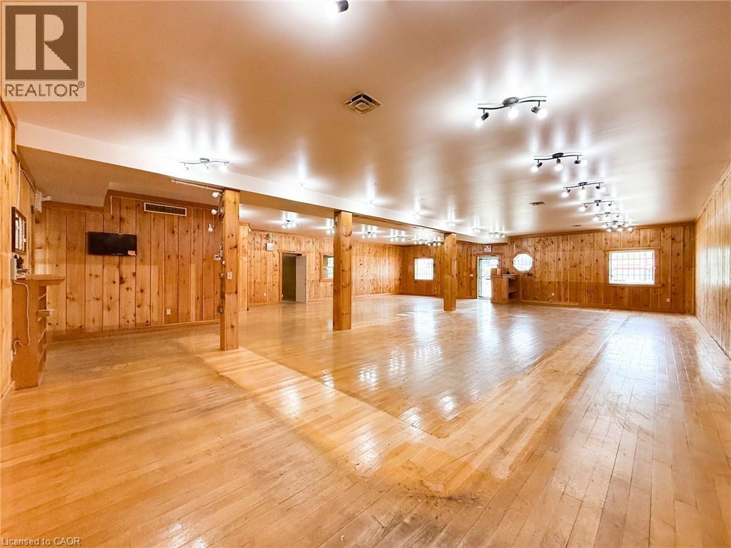 316 Queensway W Property Photo 10