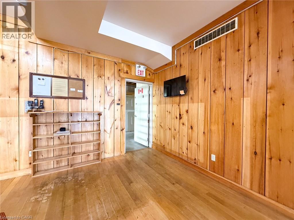316 Queensway W Property Photo 11