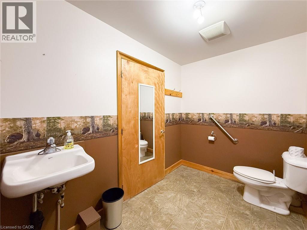 316 Queensway W Property Photo 12