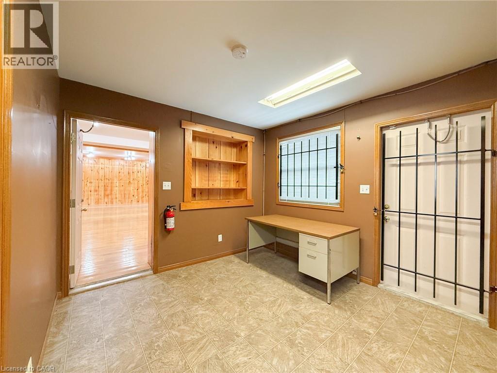 316 Queensway W Property Photo 13