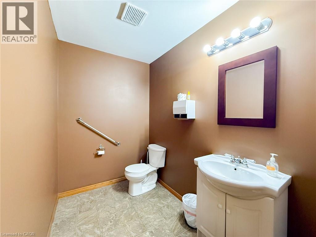 316 Queensway W Property Photo 14