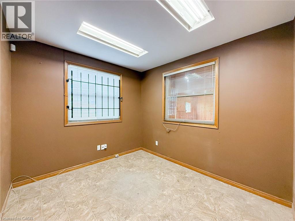 316 Queensway W Property Photo 15