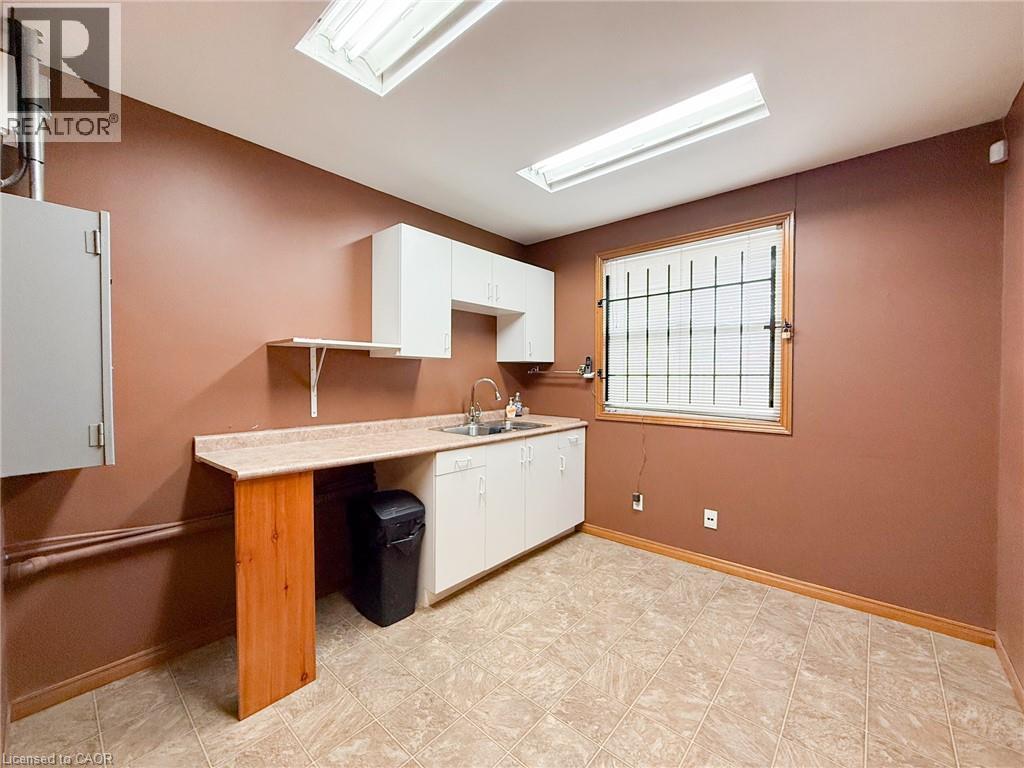 316 Queensway W Property Photo 16
