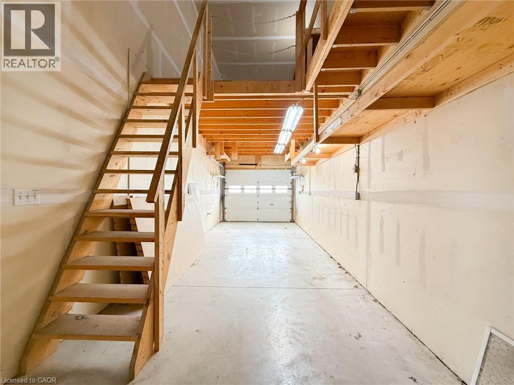 316 Queensway W Property Photo 19
