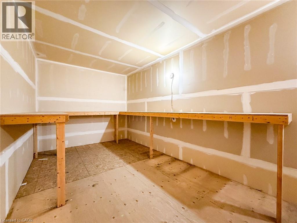 316 Queensway W Property Photo 20