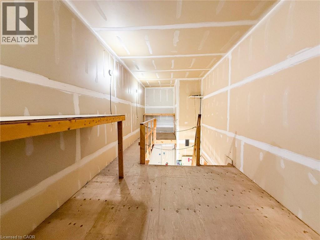 316 Queensway W Property Photo 21