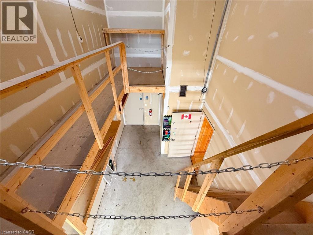 316 Queensway W Property Photo 22