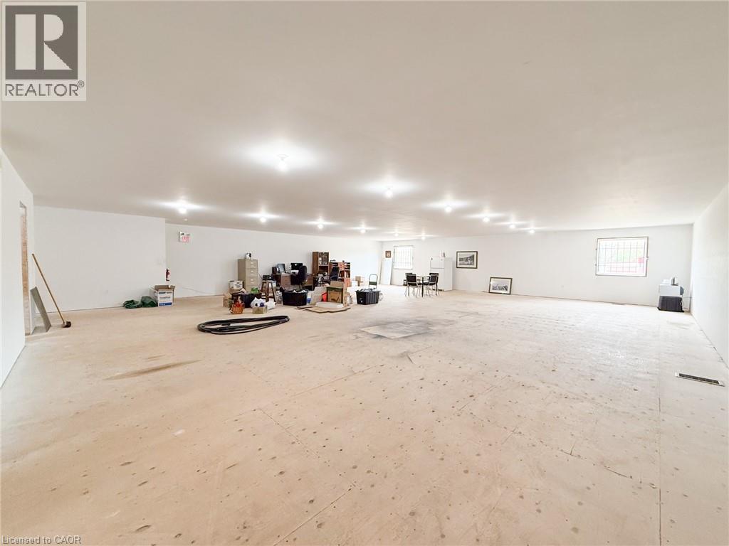 316 Queensway W Property Photo 24