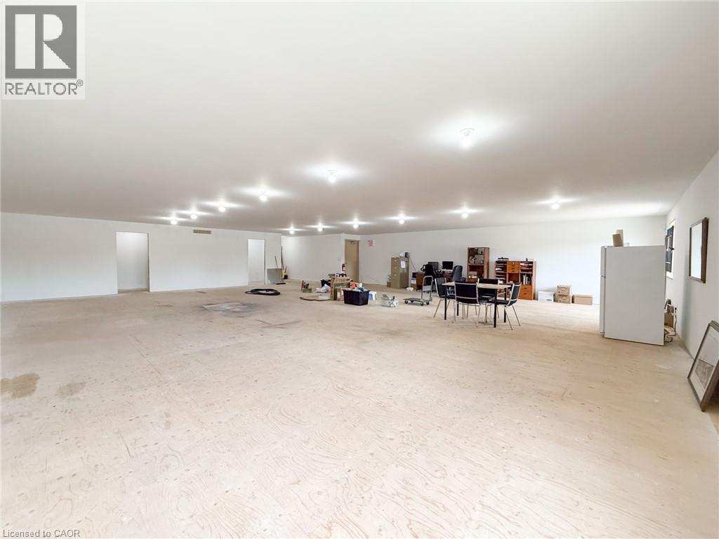 316 Queensway W Property Photo 25
