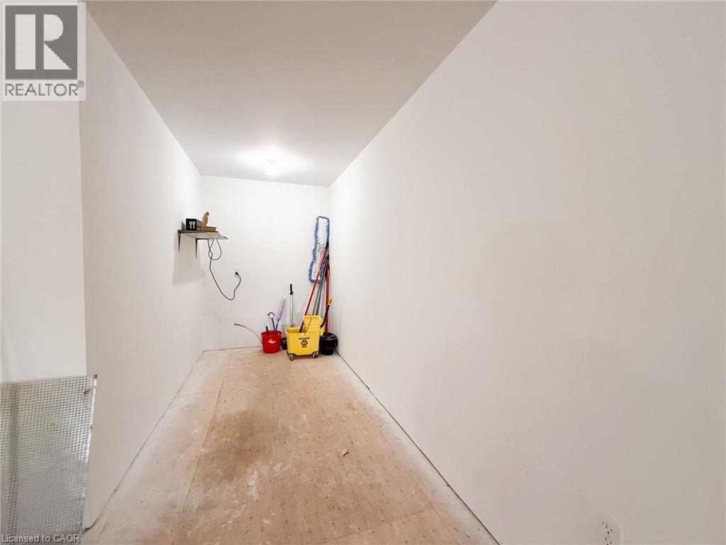 316 Queensway W Property Photo 26